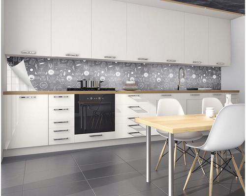 Cuisine blanche avec crédence à motif tableau noir et table à manger avec chaises