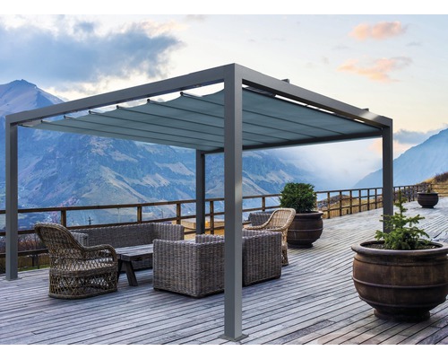 Terrasse mit Pergola, Sitzgruppe und Pflanzgefäßen vor Bergkulisse