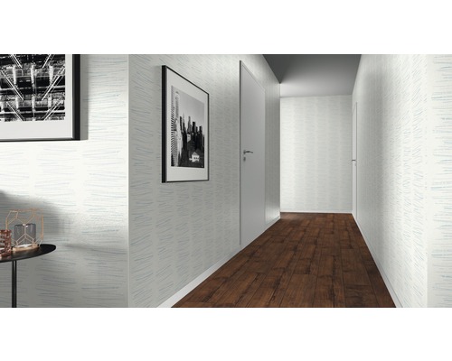Couloir avec papier peint à motifs, tableaux et parquet