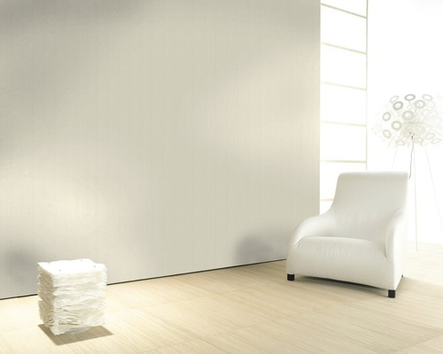 Heller Raum mit Wandpaneelen, Sessel und Stehlampe