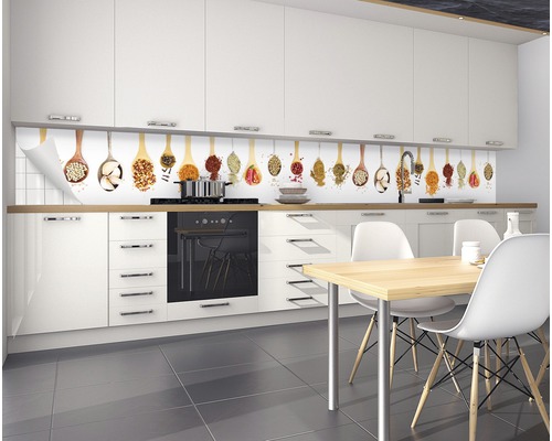 Crédence de cuisine avec motif d''épices dans une cuisine moderne