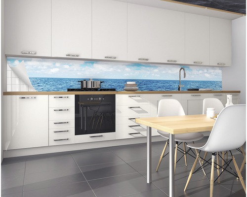 Crédence de cuisine avec vue sur la mer dans une cuisine moderne