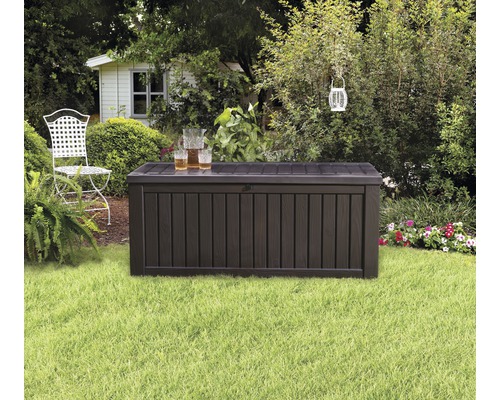 Garten Szene mit einer braunen Aufbewahrungsbox auf dem Rasen