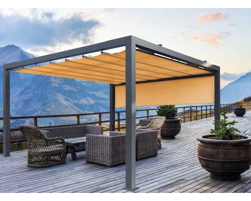 Pergola mit Stoffdach und Sitzgruppe auf einer Terrasse mit Bergblick.