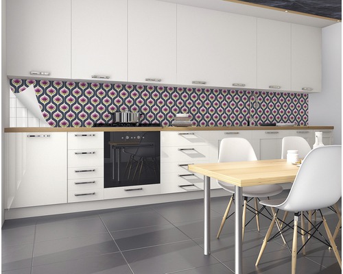 Cuisine avec crédence de carreaux rétro, table à manger et chaises
