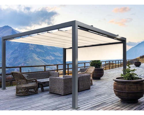 Terrasse mit Pergola, Sitzgruppe und Pflanzkübel vor Bergkulisse