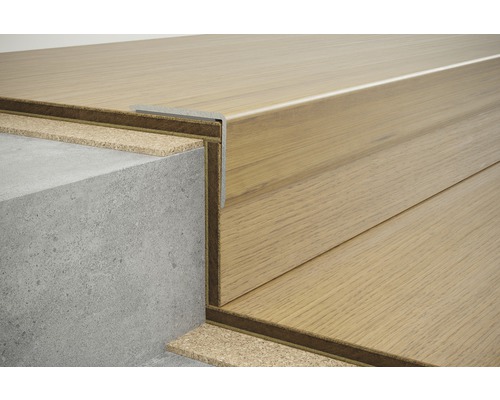 Treppenstufenprofil aus Holz mit Betontreppe und Korkunterlage