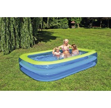 Aufblasbarer Pool mit Personen im Garten