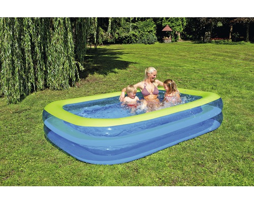 Aufblasbarer Pool mit Personen im Garten