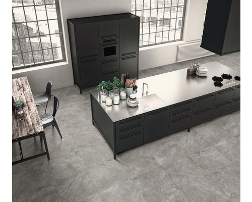 Cuisine moderne avec îlot de cuisine, table à manger et chaises dans une pièce avec de grandes fenêtres.