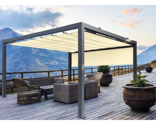 Terrasse mit Pergola, Sitzgruppe und Pflanzkübeln vor Bergkulisse