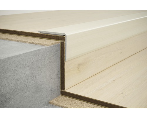 Detailaufnahme einer Treppe mit Laminat und Treppenkantenprofil