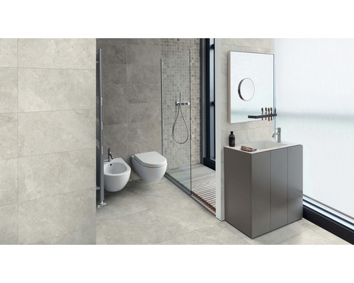 Modernes Badezimmer mit Dusche, Waschbecken, Toilette und Bidet