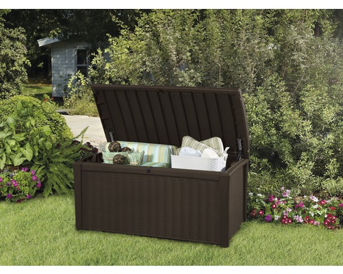 Geöffnete Gartenbox aus Kunststoff mit Aufbewahrung im Garten