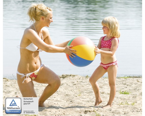Une mère et son enfant jouent sur la plage avec un ballon de plage multicolore. Label TÜV Rheinland: Sécurité contrôlée et absence de substances nocives.