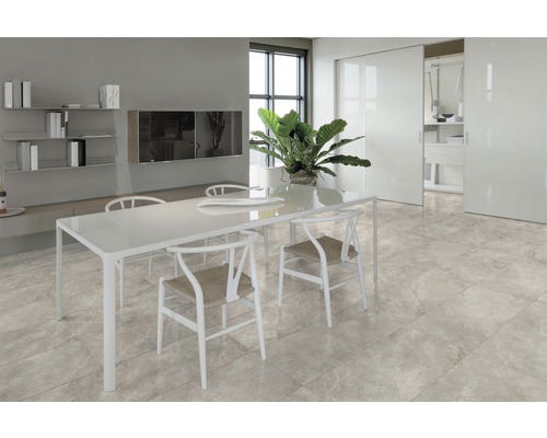 Heller Raum mit Fliesenboden, Esstisch, Stühlen, Regalen und Schiebetüren