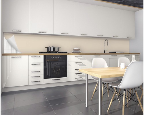 Cuisine moderne avec crédence, table à manger et chaises