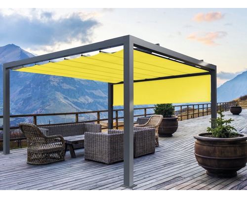 Pergola mit gelbem Sonnenschutz auf einer Holzterrasse mit Sitzmöbeln und Bergblick
