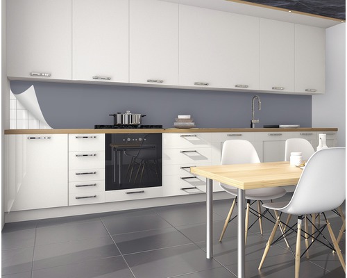 Cuisine moderne avec armoires blanches, table à manger et crédence grise