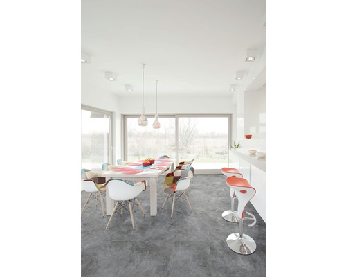 Heller Essbereich mit Esstisch, Stühlen, Barhockern und grauem Fliesenboden.