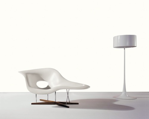 Scène avec un fauteuil lounge en fibre de verre et un lampadaire