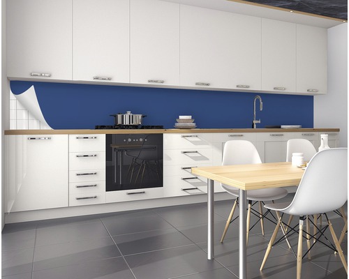 Scène de cuisine avec fond bleu, armoires blanches et table à manger