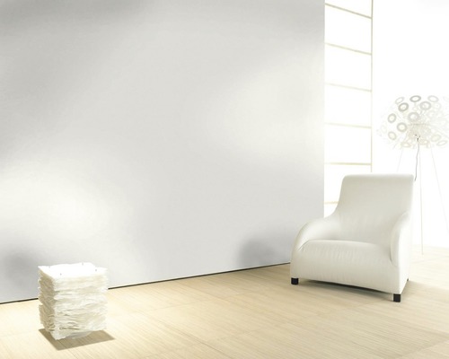 Pièce claire avec fauteuil, lampe et décoration