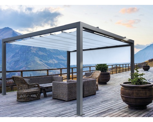 Moderne Pergola mit Stoffdach und Gartenmöbeln auf einer Holzterrasse mit Bergblick