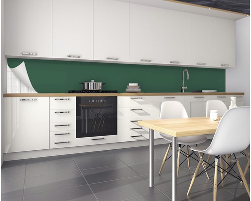 Cuisine avec film de protection mural vert, armoires blanches et table à manger.