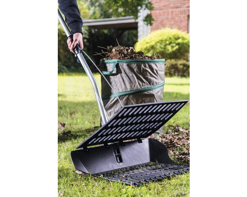 Scène de jardin avec ramasse-feuilles, sac à feuilles et personne travaillant dans le jardin