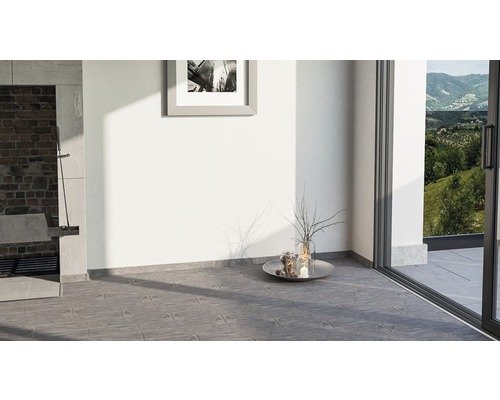 Intérieur avec sol carrelé, cheminée et porte de terrasse