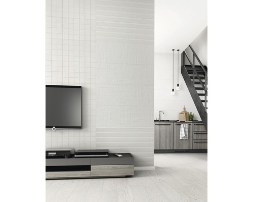 Salon lumineux avec carrelage mural, télévision et escalier