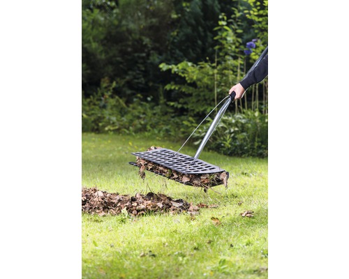 Collecteur de feuilles utilisé sur une pelouse