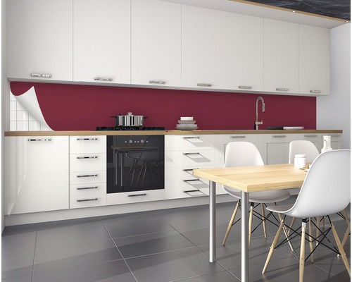 Crédence de cuisine en plastique devant des éléments de cuisine avec cuisinière, évier et table à manger