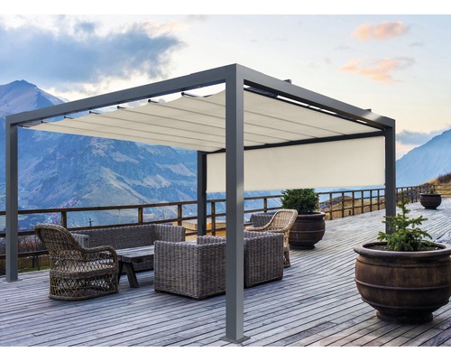 Terrasse mit Pergola, Möbeln und Pflanzgefässen vor Bergkulisse