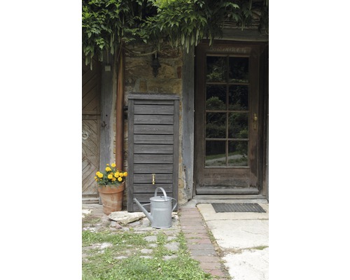 Scène de jardin avec réservoir d''eau, arrosoir et pot de fleurs