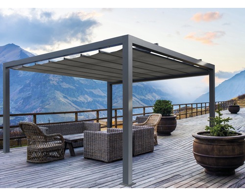 Pergola avec toit en tissu, salon de jardin en rotin et pots de fleurs sur une terrasse avec vue sur la montagne