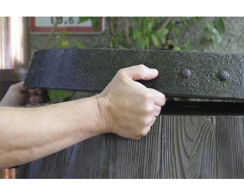 Person öffnet einen Holzregentank