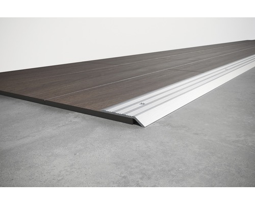 Profilé de sol en aluminium fixé sur un plancher en bois