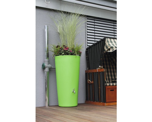 Colonne de récupération d''eau de pluie verte avec des plantes sur une terrasse