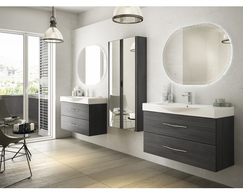 Salle de bains avec meubles sous-lavabo, armoires de toilette et miroirs ronds.