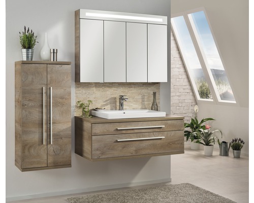 Badezimmer mit Waschtisch, Spiegelschrank, Hängeschrank und Dachfenster