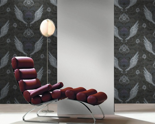 Intérieur avec papier peint à motif d''ailes, lampadaire et chaise longue