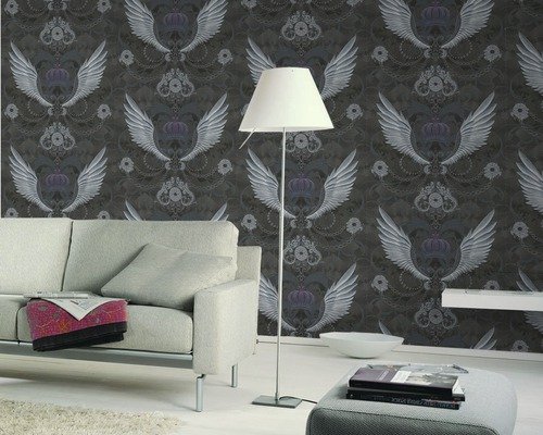 Vue d''une pièce avec un canapé, un lampadaire et un papier peint à motifs avec des ailes et une couronne