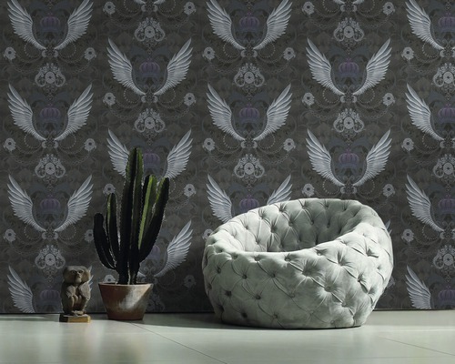 Vue intérieure avec fauteuil, cactus et papier peint à motifs d''ailes