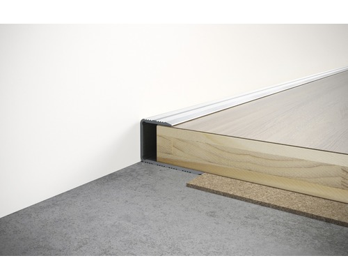 Profil de bordure d''escalier en aluminium sur escalier en bois