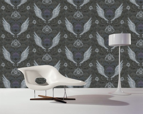 Vue d''une pièce avec papier peint à motifs avec des ailes et des couronnes
