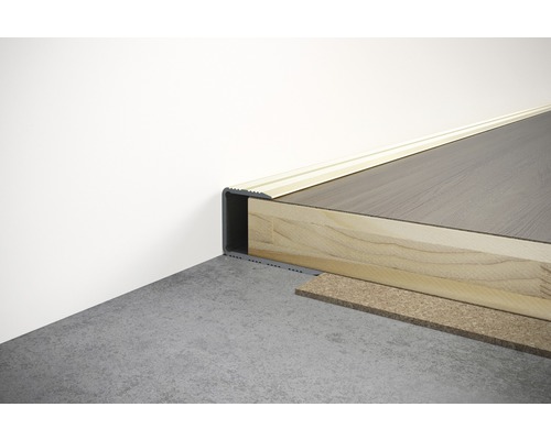 Installiertes Bodenprofil für Treppenkanten aus Aluminium