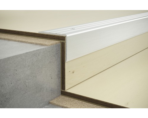 Detailansicht von Treppenkante mit Aluminiumprofil, Kork und Beton
