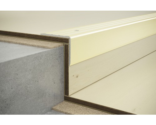 Detailansicht einer Treppenkante mit Profil und Korkdämmung